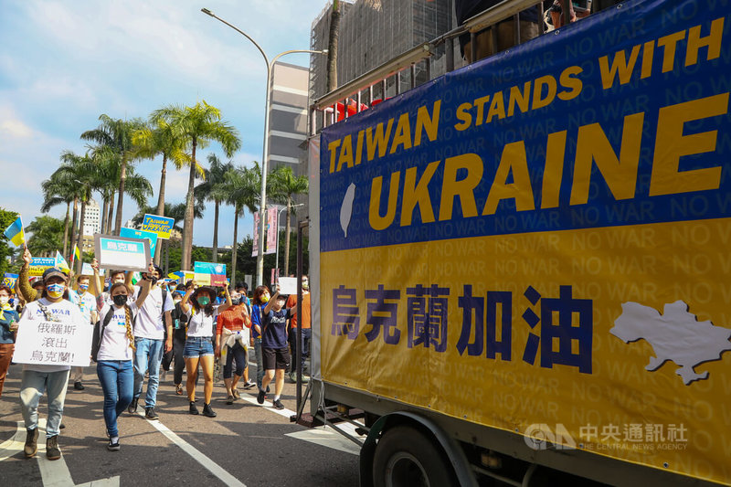 俄烏戰火延燒，在台烏克蘭人等各國人士13日在台北舉行「台灣聲援烏克蘭和平大遊行」，前導車率領眾人從大安森林公園出發，往凱達格蘭大道前進。中央社記者王騰毅攝 111年3月13日
