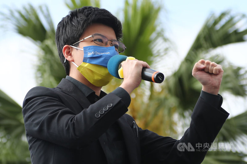 俄烏戰事持續進行，民間團體13日在台北舉行「台灣聲援烏克蘭和平大遊行」，台北市議員苗博雅到場聲援，她說要謝謝烏克蘭人民，因為烏克蘭經驗讓台灣人看到，努力奮鬥、堅強抵抗是有用的。中央社記者王騰毅攝　111年3月13日