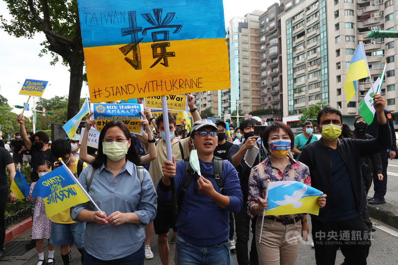 俄烏戰事持續，在台烏克蘭人等各國人士13日在台北舉行「台灣聲援烏克蘭和平大遊行」，台灣民眾黨立委賴香伶（前左1）與民進黨立委范雲（前右2）等人到場聲援。中央社記者王騰毅攝　111年3月13日