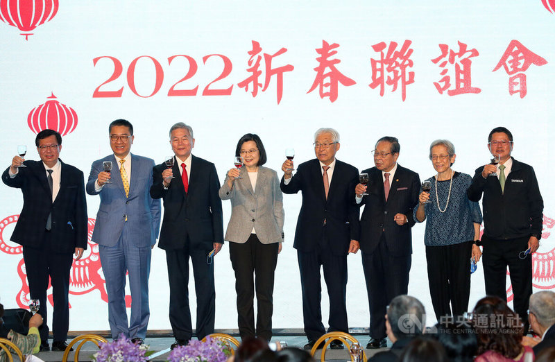 「台灣之友會」13日晚間在台北大直典華會館舉辦「感恩迎新春聯歡之夜」,總統蔡英文(左4)舉杯向眾人致意,與會人士一起高呼「支持烏克蘭、台灣加油」。中央社記者郭日曉攝 111年3月13日