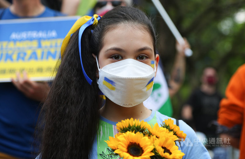 俄烏戰爭持續進行，在台烏克蘭人等各國人士13日在台北舉行「台灣聲援烏克蘭和平大遊行」，有小朋友手持向日葵跟著家長到場聲援。中央社記者王騰毅攝 111年3月13日