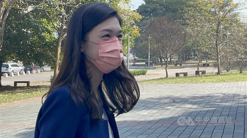 連任3屆的無黨籍嘉義市議員戴寧(圖)涉嫌詐領助理費逾新台幣500萬元,嘉檢訊後聲押,嘉義地院10日裁定80萬元交保,嘉檢提抗告成功,嘉義地院13日開羈押庭裁定收押禁見。戴寧出庭面對記者提問時表示,對自己有信心,感謝外界的關心。中央社記者姜宜菁攝 111年3月13日