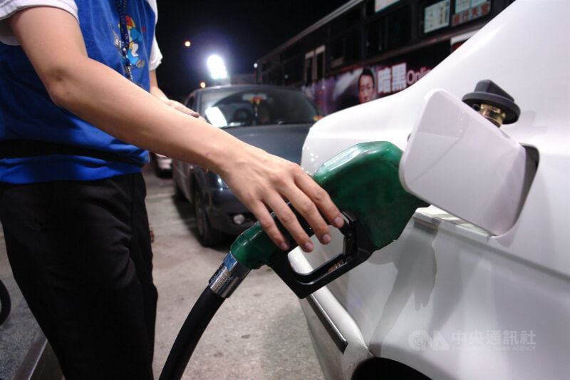 台灣中油宣布，8日凌晨0時起，汽、柴油每公升價格各調漲新台幣0.3元。（中央社檔案照片）
