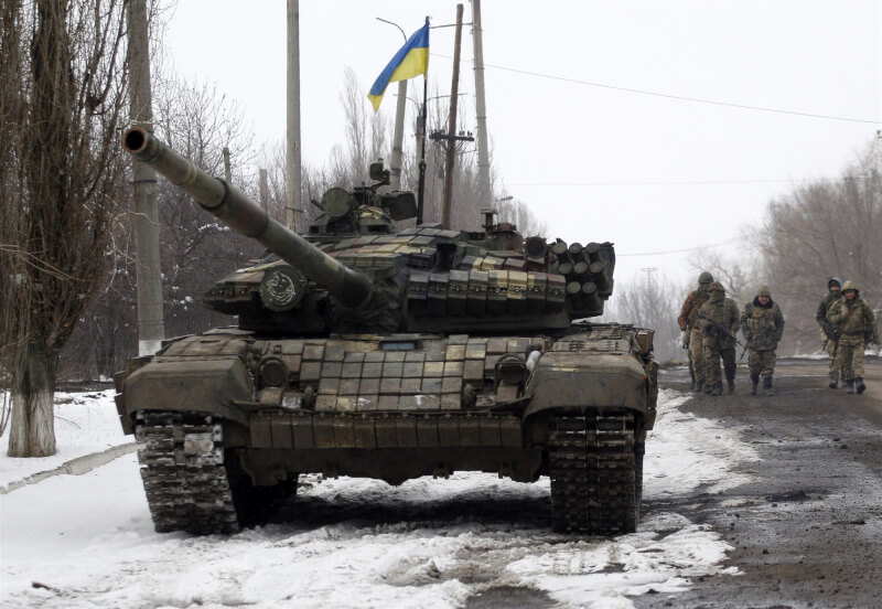 俄羅斯軍隊被控在烏東盧甘斯克州投磷彈攻擊。圖為11日在盧甘斯克州防衛的烏克蘭軍人。（法新社）