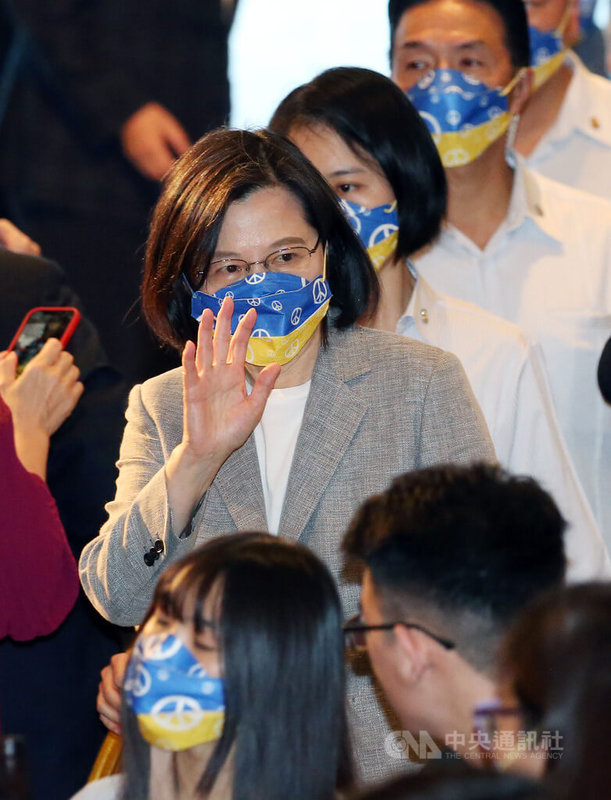 「台灣之友會」13日晚間在台北大直典華會館舉辦「感恩迎新春聯歡之夜」,總統蔡英文(中)戴上力挺烏克蘭口罩出席。中央社記者郭日曉攝 111年3月13日