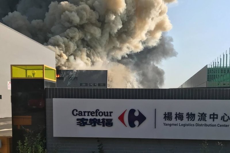 桃園市楊梅區梅獅路家福股份有限公司倉儲14日上午發生火警,濃煙直竄天際。(桃園市政府消防局提供)中央社記者吳睿騏桃園傳真 111年3月14日
