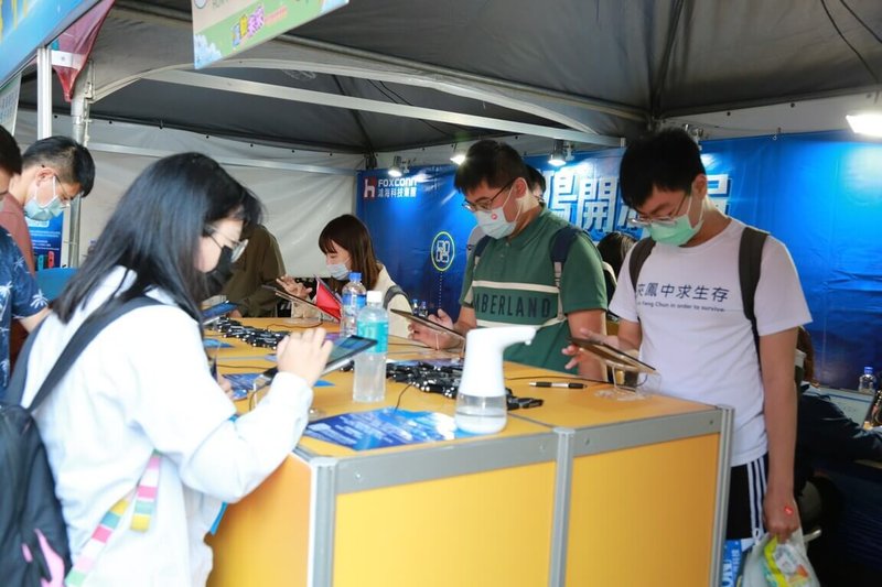 「2022年高屏就業博覽會」以「薪動未來」為主題,14日起連5天在中山大學菩提樹廣場登場,吸引台積電、聯電、鴻海等科技大廠共95家知名企業參展。(中山大學提供)中央社記者曾以寧傳真 111年3月14日