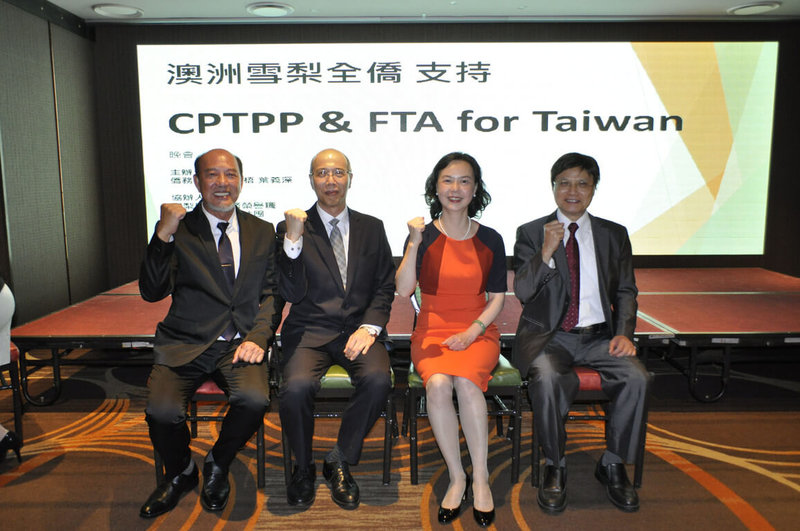 雪梨僑界3月12日發起「澳洲雪梨全僑支持CPTPP & FTA for Taiwan」誓師活動;(左起)僑務委員葉義深、雪梨華僑文教中心主任施博祥、駐雪梨辦事處處長范惠君、僑務委員林栢梧到場支持。(駐雪梨辦事處提供)中央社記者丘德真雪梨傳真 111年3月14日