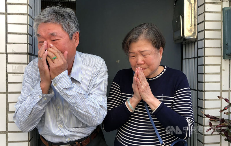 一架幻象2000單座戰機14日執行戰備演訓任務時,在台東外海失聯,中校飛官黃重凱跳傘獲救,居住嘉義市、黃重凱的父母(圖)聽到兒子平安獲救,喜極而泣。中央社記者黃國芳攝 111年3月14日
