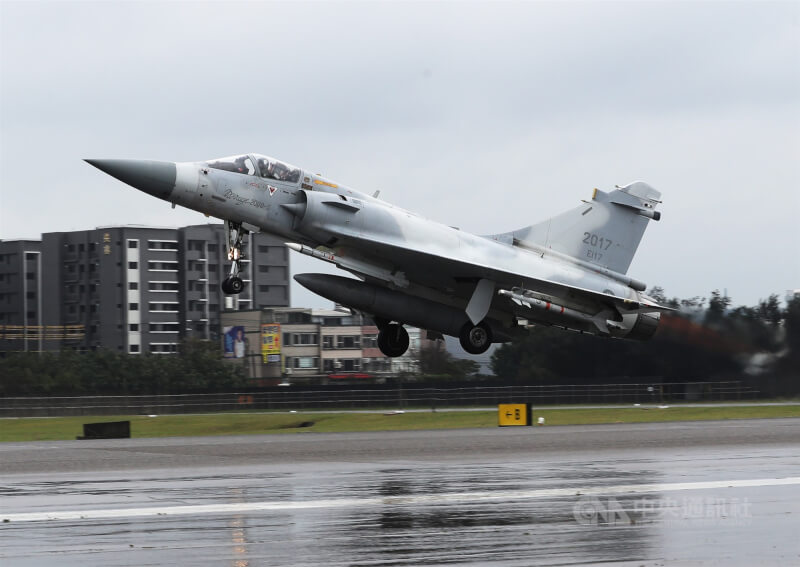 圖為2019年幻象2000戰機在空軍新竹基地起飛畫面。（中央社檔案照片）