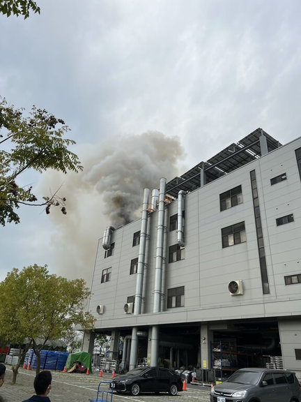 雲林科技工業區某專門製作高爾夫球工廠14日上午發生火警,濃煙竄天,廠區員工緊急疏散,消防局獲報立即出動人車前往救援。(民眾提供)中央社記者姜宜菁傳真 111年3月14日