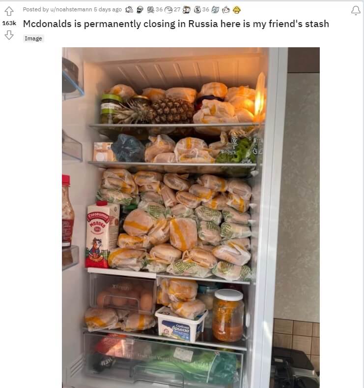 有網友在社群平台Reddit發文分享俄國朋友買下數十個麥當勞漢堡放進冰箱囤貨。（圖取自Reddit網頁reddit.com）