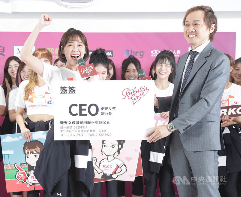 中職樂天桃猿隊專屬啦啦隊Rakuten Girls樂天女孩11日起展開春訓備戰新球季,14日舉辦媒體見面會,領隊浦韋青(前右)除了宣布隊長籃籃(籃靖玟)(前左)續任隊長外,並同時擔任樂天女孩執行長CEO,負責樂天女孩官方粉絲俱樂部招募。中央社記者張新偉攝 111年3月14日