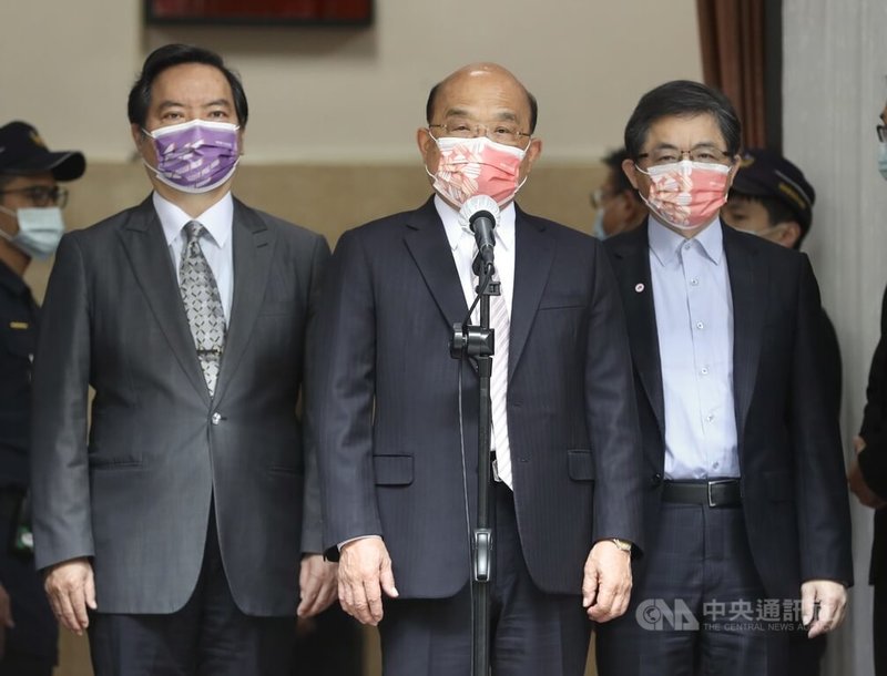 行政院長蘇貞昌(中)與國民黨立委蔣萬安日前在立法院總質詢因停電議題互嗆,國民黨主席朱立倫批評蘇貞昌是「欠電的電火球」。蘇貞昌15日在立法院受訪表示,朱立倫的責任是趕快查清楚黨內賄選、黨產還給國家,少來蹭熱度。圖右為行政院祕書長李孟諺、左為行政院發言人羅秉成。中央社記者張皓安攝 111年3月15日