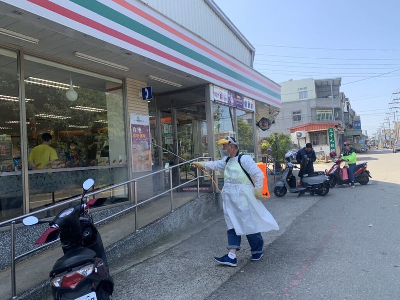 桃園市政府15日公布COVID-19確診者案21440新增公共場所足跡,為3日下午4時42分曾前往龍潭區成功路「7-11龍功門市」,環保局已完成消毒作業。(桃園市政府環保局提供)中央社記者吳睿騏桃園傳真 111年3月15日