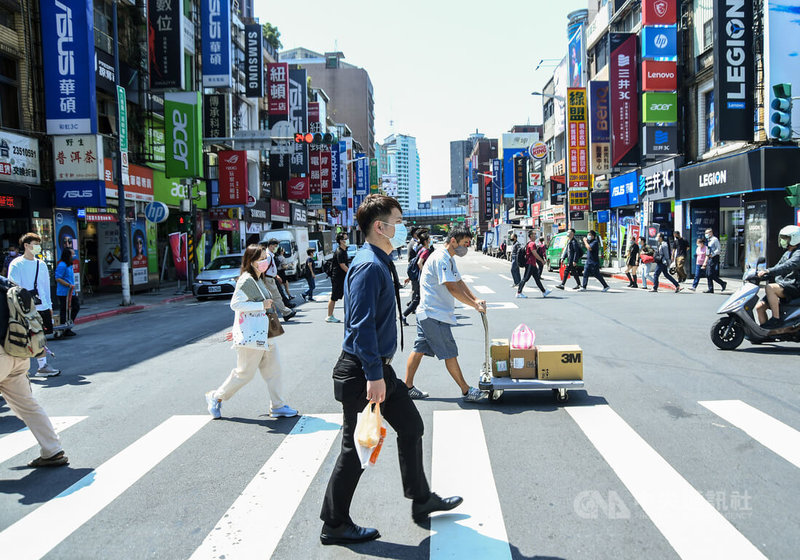 中央流行疫情指揮中心15日宣布,本日COVID-19(2019冠狀病毒疾病)本土零確診,另增39例境外移入個案,呼籲民眾仍需做好個人防疫措施,防堵病毒趁隙入侵。圖為台北市八德資訊商圈路口,外出民眾皆是口罩戴好戴滿。中央社記者趙世勳攝 111年3月15日