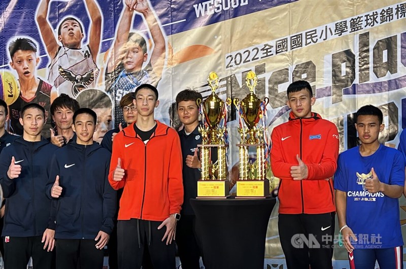 110學年度高中籃球聯賽(HBL)冠軍戰MVP陳將双(右2)未來動向受關注,他15日受訪表示,確定不會挑戰台灣職籃,可能會留在國內大學打UBA或再度赴美發展。中央社記者黃巧雯攝 111年3月15日