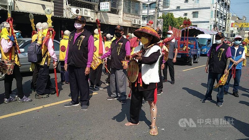 歷經3天徒步進香，彰化市南瑤宮笨港進香隊伍15日下午抵達嘉義新港市區，新港奉天宮出動報馬仔（圖）、電子三太子、千里眼、風耳接駕。中央社記者蔡智明攝  111年3月15日