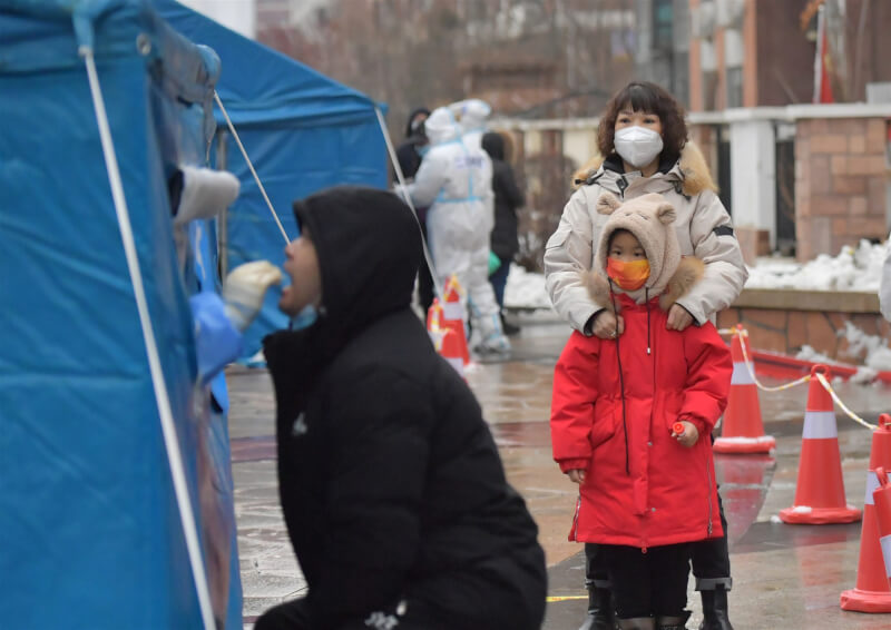 吉林省是中國這波本土疫情重災區，連續11天本土病例破千，長春市過去4天單日病例數更超過原先居冠的吉林市。圖為吉林長春民眾13日排隊進行採檢。（中新社）