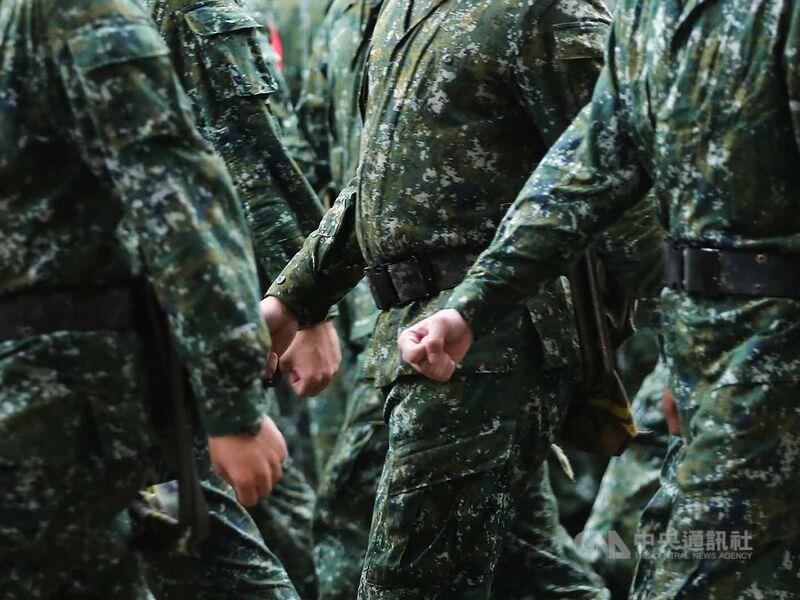 各界關注義務役役期是否延長,國防部長邱國正15日表示,國防部正在檢討,只能承諾若有定案,要公布一年以後才開始實施。(示意圖/中央社檔案照片)