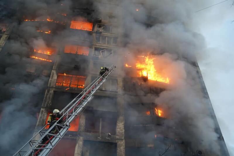烏克蘭基輔住宅區15日凌晨遭俄軍空襲,至少2人死亡。(圖取自facebook.com/MNS.GOV.UA)