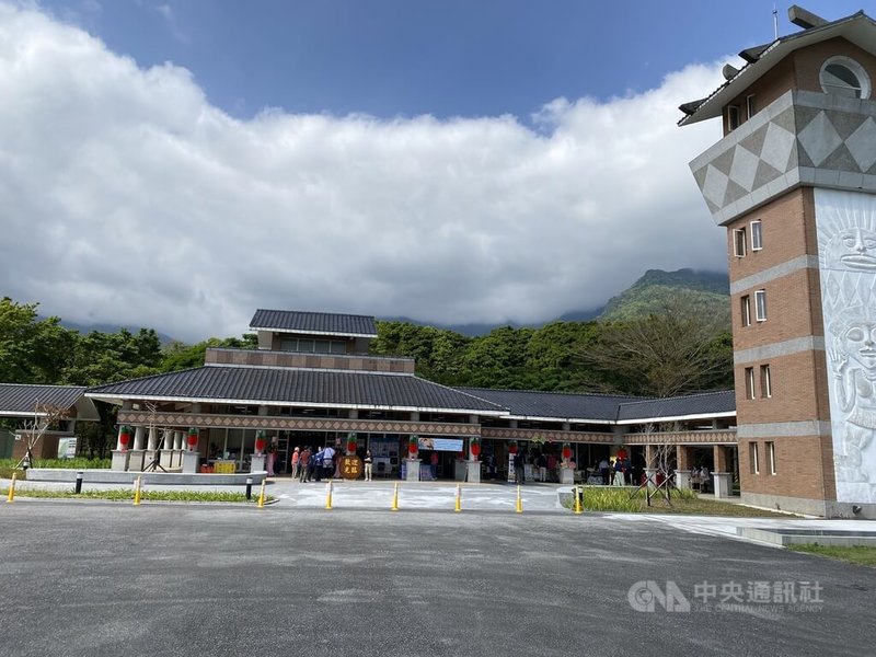 花蓮林榮遊憩區位於鳳林鎮林榮里,是萬榮鄉最北端村落西林村通往縱谷的出口,如今以「鳳林慢城客家驛站」再出發,呈現客家與原民文化相遇多元視角,將作為鳳林鎮北端的旅遊服務據點。中央社記者李先鳳攝 111年3月16日