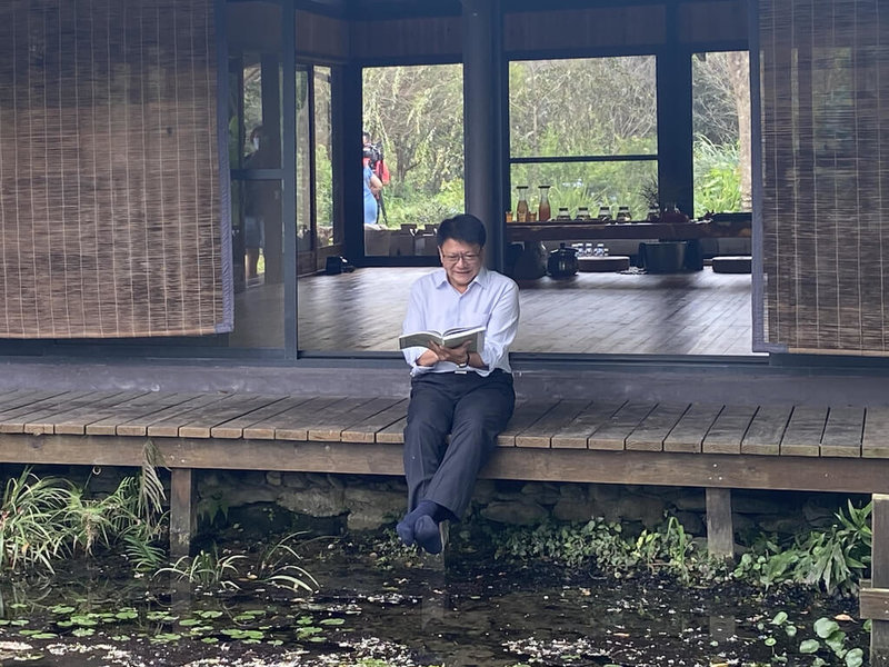 屏東縣政府16日舉辦「聽樹」專書發表會,縣長潘孟安表示,近年縣府在學校及公共場域進行樹木體檢,加速屏東邁向友善植物城市的步伐。(屏東縣政府提供)中央社記者郭芷瑄傳真 111年3月16日