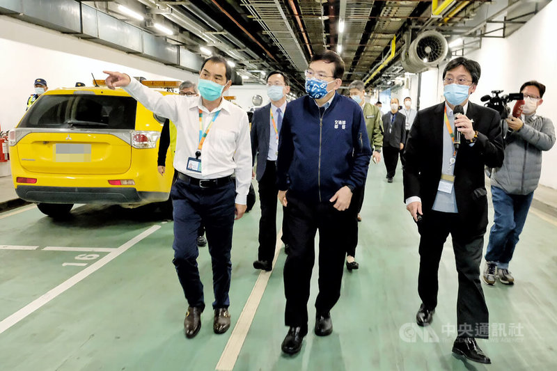 交通部長王國材（前中）16日晚間赴桃園機場視察，除聽取桃機公司簡報，了解管制區與非管制區等相關管制措施，並實際視察兩名嫌犯作案的手法、方式，以及電纜設備遭破壞處等。中央社記者吳睿騏桃園攝  111年3月16日