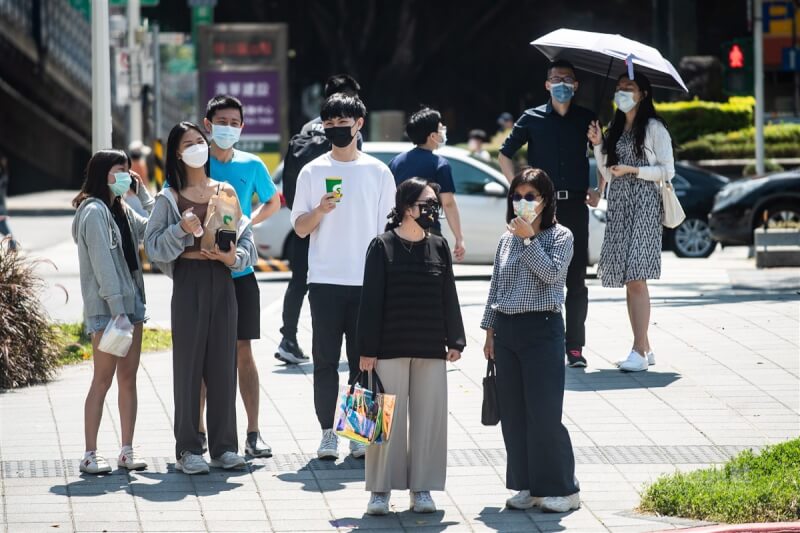 疫情指揮中心公布，16日國內新增90例COVID-19病例。圖為15日台北市中正區民眾中午外出，儘管氣溫偏高，臉上口罩皆是戴好戴滿。（中央社檔案照片）
