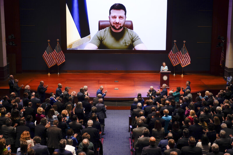 烏克蘭總統澤倫斯基（中）預計21日赴美國國會致詞。圖為澤倫斯基3月在美國會發表視訊演說。（美聯社）