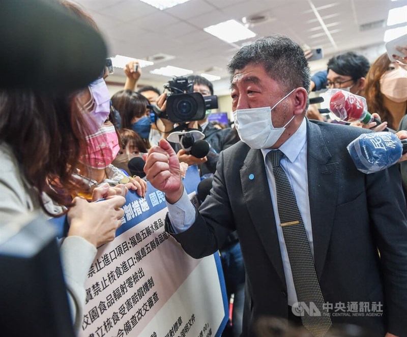 立法院5委員會16日聯席審查攸關福島食品的行政命令,國民黨團杯葛委員會圍堵衛福部長陳時中(右),陳時中一度起身與國民黨立委爭辯,場面火爆。中央社記者鄭清元攝 111年3月16日