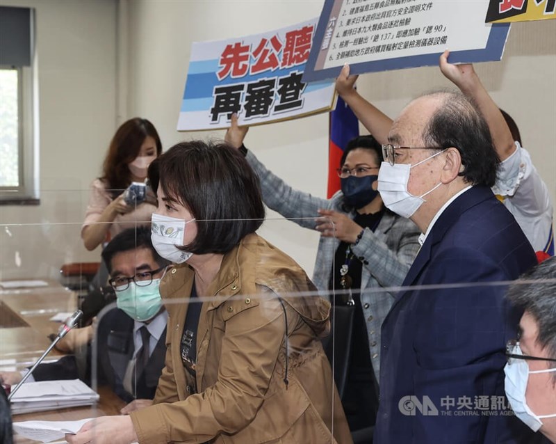 立法院社會福利及衛生環境、經濟等5個委員會16日聯席審查福島5縣食品行政命令,國民黨團在會議開始前占據主席台,導致會議無法進行,經協商,朝野黨團同意先開公聽會再審查,召委賴惠員(前左)宣布散會。中央社記者鄭清元攝 111年3月16日