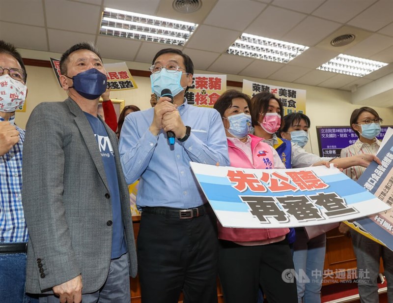 立法院社會福利及衛生環境、經濟、外交及國防、財政、教育及文化等5個委員會16日聯席審查福島5縣食品行政命令,但國民黨團在會議開始前占據主席台,要求先召開公聽會再審查。中央社記者鄭清元攝 111年3月16日