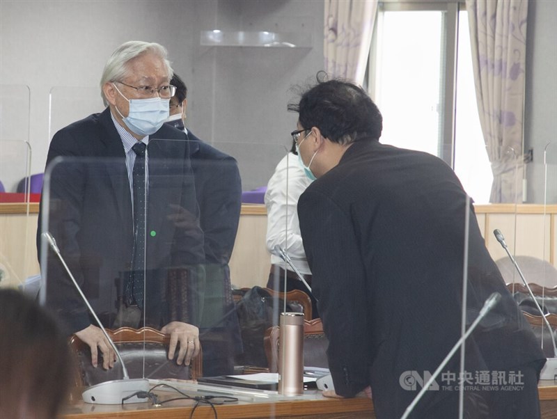 立法院司法及法制委員會17日併案審查國家太空中心設置條例草案等案,科技部長吳政忠(左)等人列席報告並備質詢。中央社記者謝佳璋攝 111年3月17日