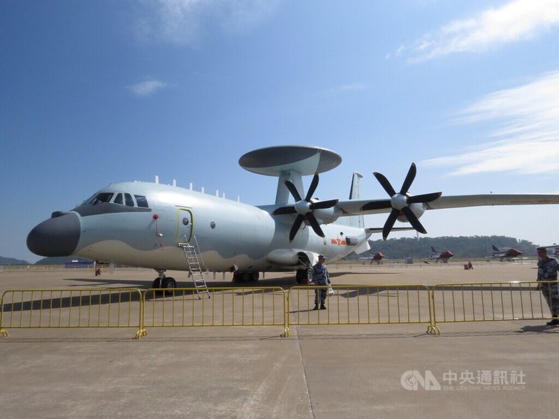 美國太平洋空軍司令維巴赫透露,美軍的F-35戰機已與中國的殲20(J-20)「遭遇」過至少一次,還說空警500(KJ-500)預警機扮演共軍遠距空戰獵殺鏈的關鍵要角。圖為珠海航展上的空警500。中央社記者陳亦偉攝 111年3月17日
