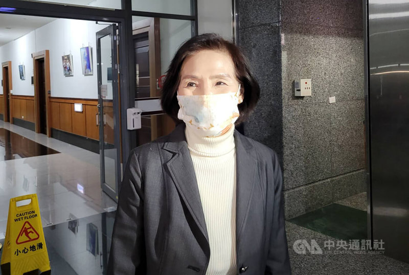 宜蘭檢方偵辦宜蘭縣政府疑涉貪污等弊案,17日上午再度傳喚縣長林姿妙等人到案說明,經12小時訊問後,林姿妙晚間請回,她步出地檢署面對媒體提問時表示,今天主要是針對相關帳戶說明,希望司法趕快調查清楚,還他們清白。中央社記者沈如峰宜蘭縣攝 111年3月17日