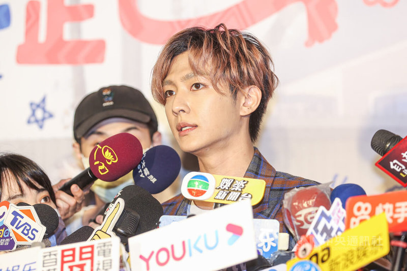 藝人炎亞綸（前）主演影集「初擁」，2名工作人員日前意外身亡。炎亞綸17日在台北受訪表示，目前沒有復拍的想法，也盼透過當前社會關注度，讓更多影視工作者的工安問題被重視。中央社記者鄭清元攝  111年3月17日