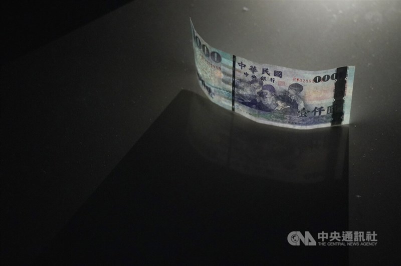 央行總裁楊金龍17日表示,俄烏戰爭爆發後,外資資金流出不少,新台幣最近確實有一些修正,可能是短暫現象。(中央社檔案照片)