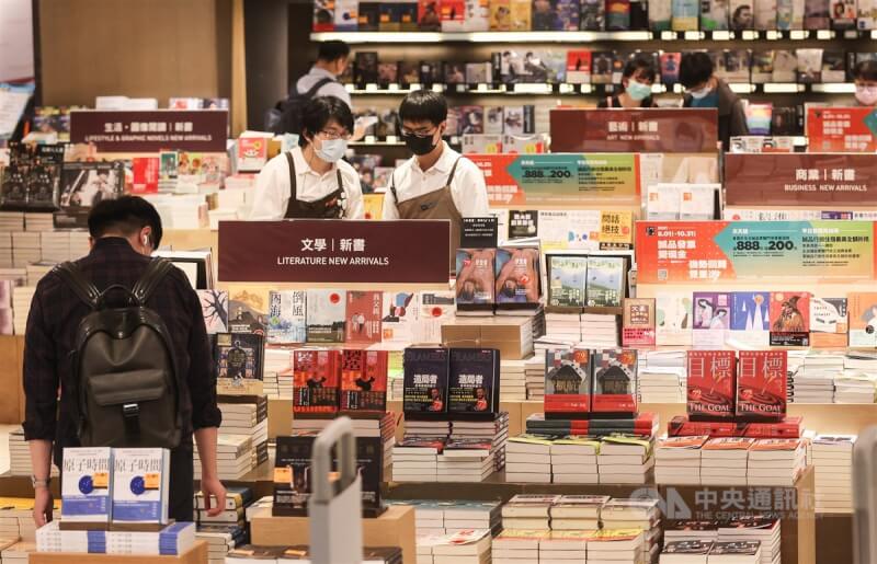 疫情對各產業產生衝擊,但出書量卻大幅成長。圖為民眾在書店選購。(中央社檔案照片)