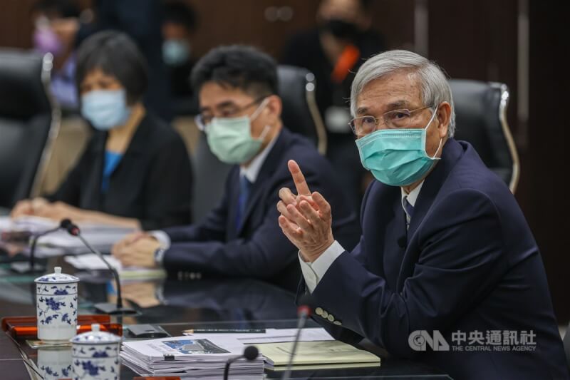 中央銀行17日舉行第1季理監事會,會中決議升息1碼,終結連7凍,並於18日起實施,央行總裁楊金龍(右)會後主持記者會,說明決定升息考量。中央社記者鄭清元攝 111年3月17日
