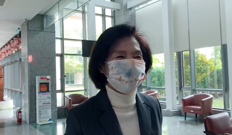 宜蘭縣長林姿妙(圖)涉及貪污等弊案,檢方17日再度傳訊林姿妙等人釐清案情。林姿妙上午9時20分在律師陪同下,再度前往宜蘭地方檢察署接受訊問。(讀者提供)中央社記者沈如峰宜蘭縣傳真 111年3月17日