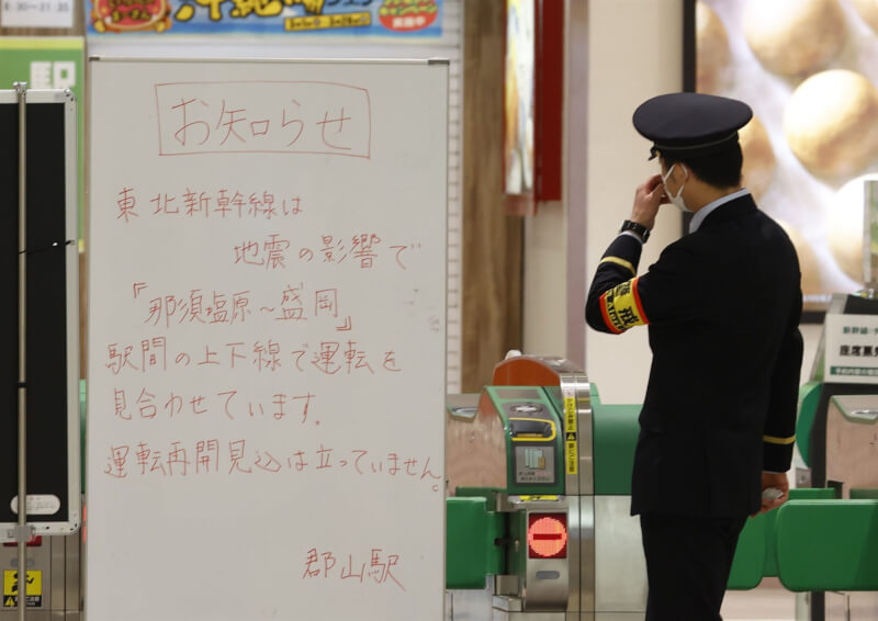 JR東北新幹線受16日強震影響,郡山站設置暫停行駛公告。(共同社)