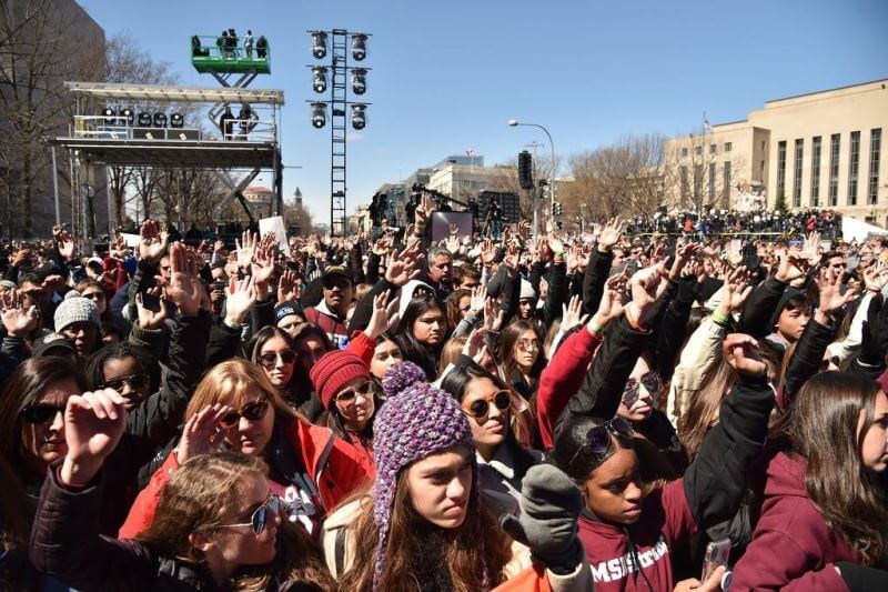 道格拉斯中學2018年2月發生17死17傷槍案。當時數以十萬計美國年輕人和他們的支持者走上街頭，反覆高呼「別再有下次」。（圖取自www.facebook.com/marchforourlives）