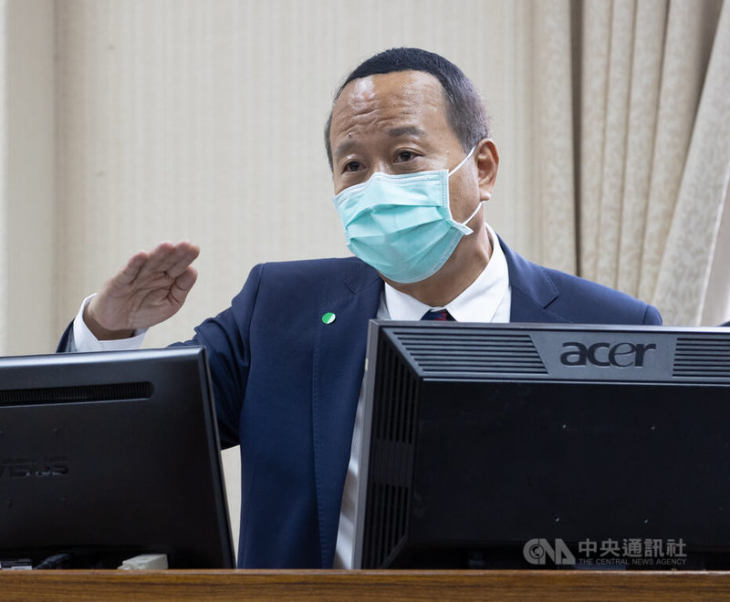 俄羅斯與烏克蘭戰爭爆發,外界關注現行4個月的軍事訓練役期是否延長。國防部副部長柏鴻輝(圖)17日在立法院表示,會廣納社會意見,但這是國家重大政策,因此非國防部可決定,而是就國防部專業立場評估,評估時間不會超過一年。中央社記者謝佳璋攝 111年3月17日