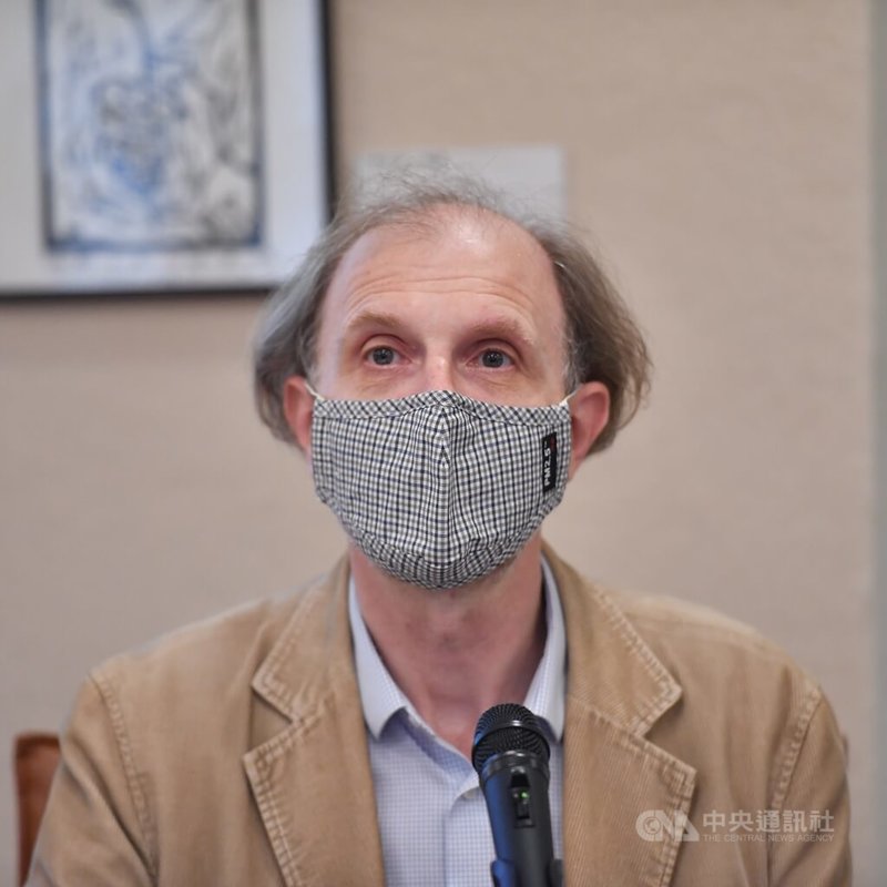 中央研究院社會學研究所18日舉辦「阿共打來怎麼辦?-台灣安全問題與軍民關係」專題講座,由中研院社會所副研究員彭保羅擔任主持人。中央社記者王飛華攝 111年3月18日