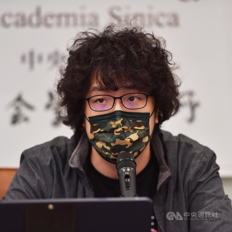 中央研究院社會學研究所18日舉辦「阿共打來怎麼辦?-台灣安全問題與軍民關係」專題講座,邀請資訊戰專家、台北大學犯罪學研究所助理教授沈伯洋分享台灣目前面臨的傳統軍事威脅與中國對台的認知作戰。中央社記者王飛華攝 111年3月18日