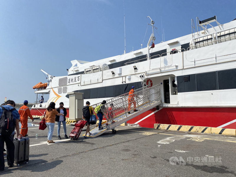 嘉義布袋與澎湖馬公的海上藍色公路18日重啟航線,雲豹客輪上午搭載100多名旅客前往澎湖。中央社記者蔡智明攝 111年3月18日
