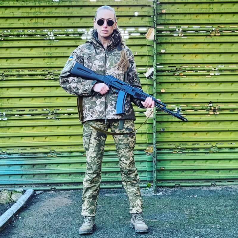 烏克蘭登山界名人加雷自願參軍捍衛國家。(圖取自instagram.com/iraaleksandrovna)