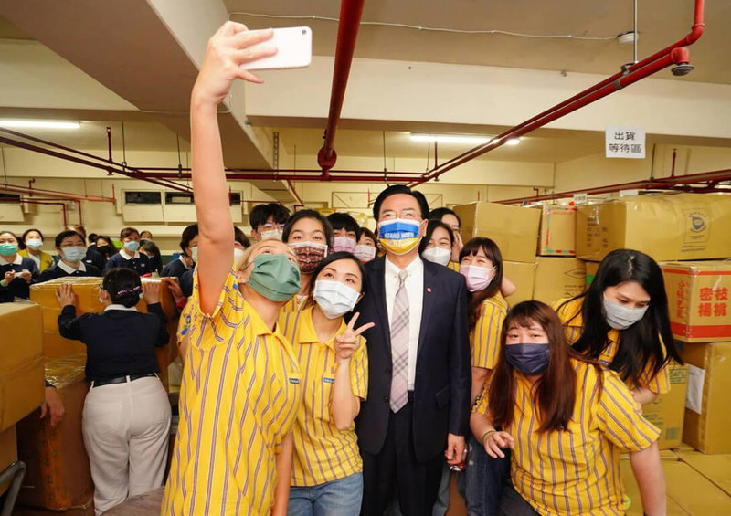 外交部發起募集民間愛心援助烏克蘭活動於18日截止,吳釗燮與前來協助的民間廠商IKEA合影。(外交部提供)中央社記者游凱翔傳真 111年3月18日