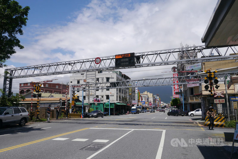 花東鐵路雙軌電氣化計畫預計今年底動工,花蓮市、吉安鄉人口稠密處將有上百筆私有地因拓寬將徵收。圖為吉安鄉北昌建國路。中央社記者張祈攝 111年3月18日